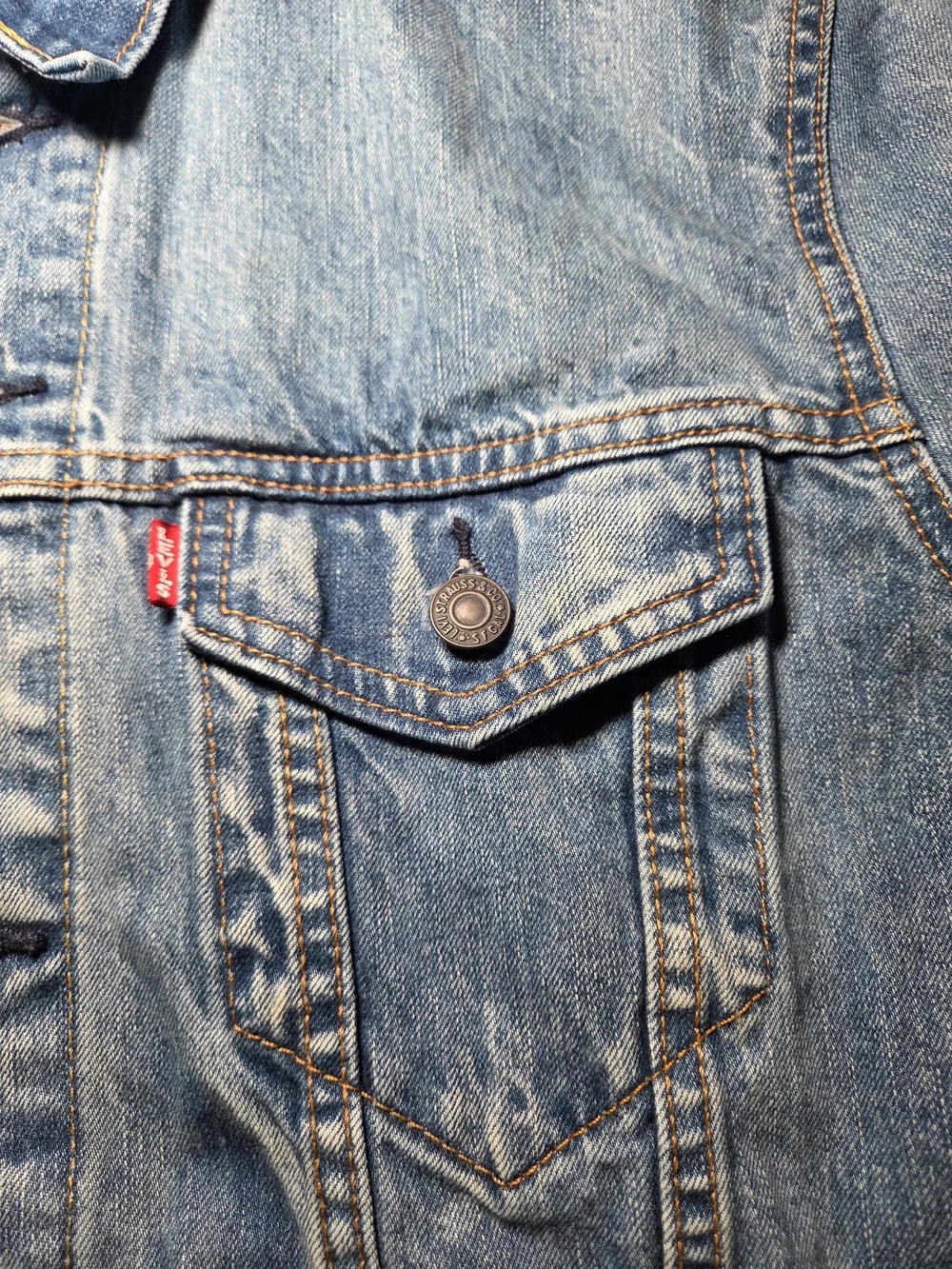 Levi's Men's Light Blue Denim Jacket - Classic Trucker Style - Picture 3 of 10
